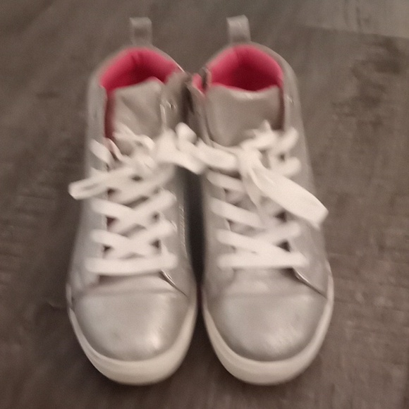 Size 5 girls high tops - Picture 2 of 4